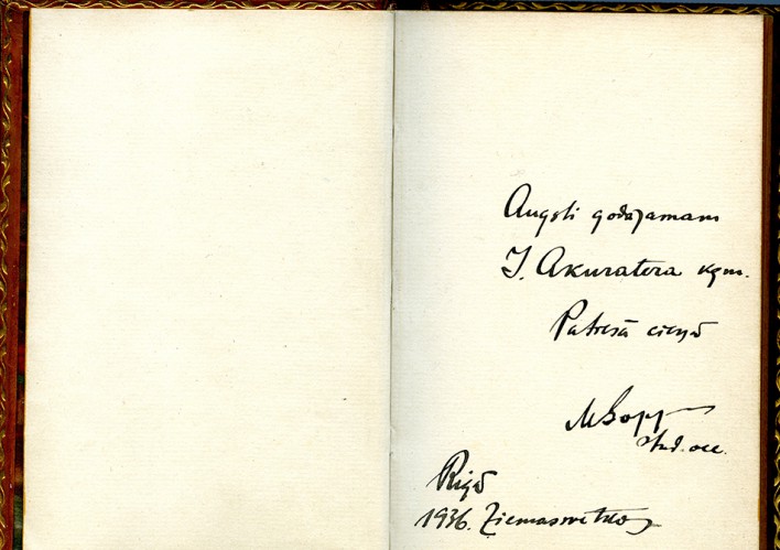 Ar roku rakstīts veltījuma ieraksts grāmatā "Augsti godājamam J. Akuratera kgm. Patiesā cieļā M. Goppers. Rīgā, 1936. Ziemassvētkos."
