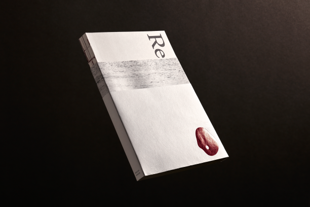 Parafrāžu grāmata "Regīna Ezera: Re" uz melna fona