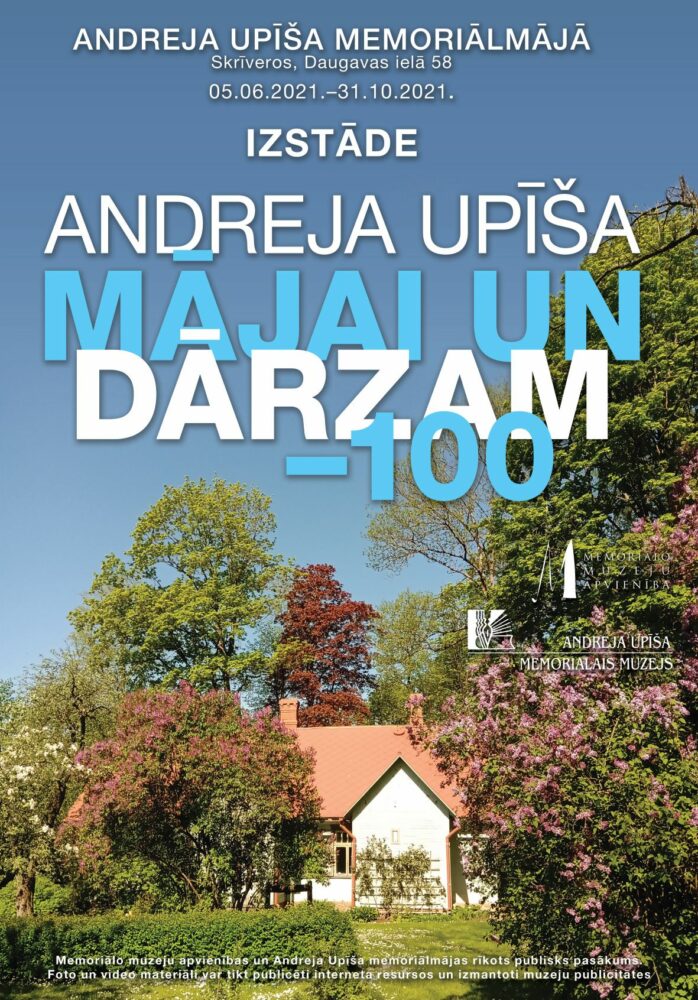 Attēlā redzama Andreja Upīša māja pavasarī. Mājai priekšā zied lieli ceriņu krūmi, māju ieskauj lieli koki. Uz attēla rakstīs: Andreja Upīša mājai un dārzam - 100. Izstāde aplūkojama līdz 31. oktobrim.
