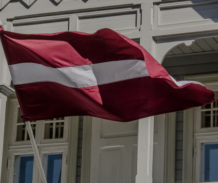 Latvijas karogs plīvo pie Raiņa un Aspazijas vasarnīcas balkona