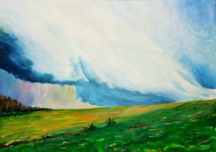 Valda Čukura glezna. Tajā atainota atvērta ainava - plāsi, zaļi lauki un pakalniņš, pāri tiem veļas mākoņi.