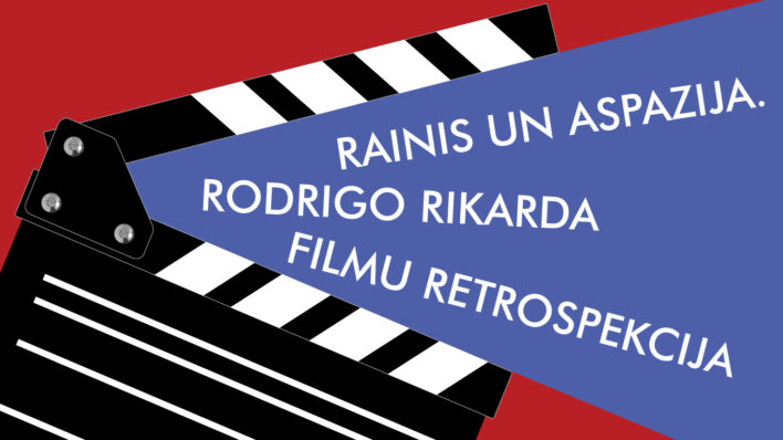 Uz sarkana fona novietots animēts filmas klapes attēls. Klape ir atvērta, atvērums ir tumši zilā krāsā, kur ir rakstīts "Rainis un Aspazija. Rodrigo Rikarda filma retrospekcija".