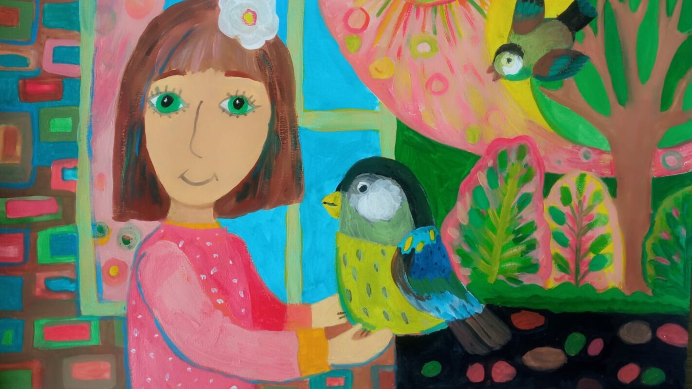 Sofjas Pegasovas darbs “Putniņš uz rokas” (MIKC LMMV Rēzeknes Mākslas un dizaina skola). Tajā attēlota meitene rozā krekliņā, viņai plaukstās sēž zīlīte.