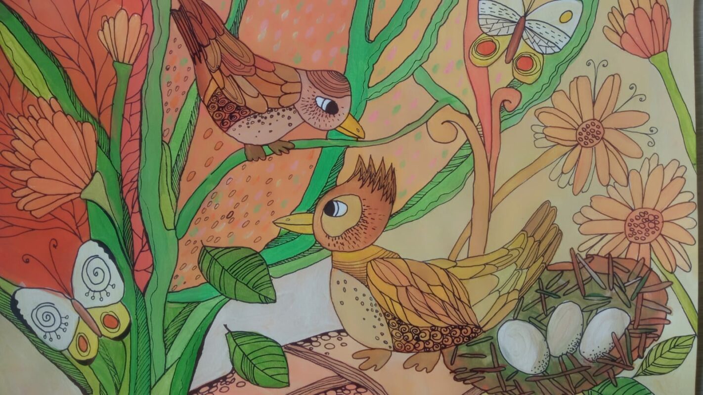 Zīmējumā attēloti divi putniņi, viens skatās uz otru. Labajā malā - ligzdiņa ar olām. Apkārt ziedi, taureņi