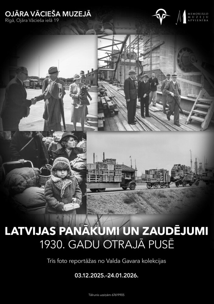 Afiša Ojāra Vācieša muzeja izstādei. Plakāta augšdaļā redzams muzeja nosaukums un adrese: “Ojāra Vācieša muzejā, Rīgā, Ojāra Vācieša ielā 19”, kā arī Memoriālo muzeju apvienības logotipi. Zemāk izvietotas piecas melnbaltas 1939. gada fotogrāfijas: diplomātiska sagaidīšana Spilves lidlaukā, delegācijas vizīte Ķeguma HES būvlaukumā, cilvēku pūlis vācbaltiešu izceļošanas laikā, maza meitene ar siltu apģērbu un sainīšiem rokās, kā arī kravas automašīnu kolonna ar kastēm ostas teritorijā. Afišas apakšdaļā lieliem burtiem rakstīts izstādes nosaukums: “Latvijas panākumi un zaudējumi 1930. gadu otrajā pusē”, kā arī norāde “Trīs foto reportāžas no Valda Gavara kolekcijas” un izstādes norises datumi: 03.12.2025.–24.01.2026. Redzams arī tālruņa numurs uzziņām: 67619905.