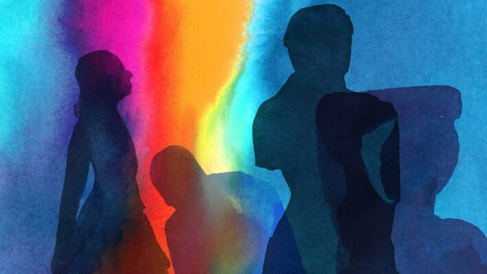 Abstrakta, krāsaina kompozīcija ar vairāku cilvēku siluetiem zilganos toņos; fonā spilgts, varavīksnei līdzīgs gaismas laukums, kas rada sapņainu un noslēpumainu atmosfēru.