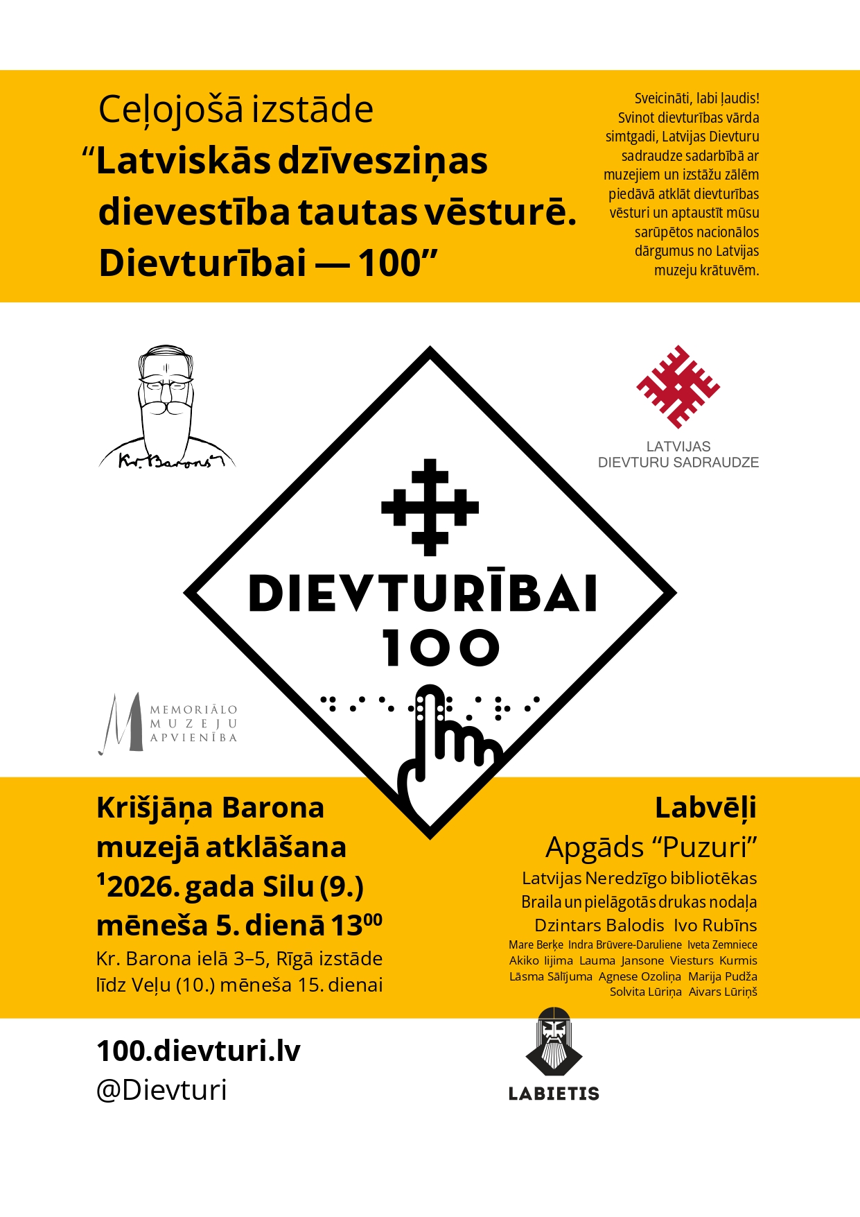Dzelteni balta ceļojošās izstādes “Latviskās dzīvesziņas dievestība tautas vēsturē. Dievturībai – 100” afiša. Centrā melnbalts rombveida izstādes “Dievturībai 100” simbols, apkārt Krišjāņa Barona muzeja, Latvijas Dievturu sadraudzes un Memoriālo muzeju apvienības logotipi. Izstādes atklāšana Krišjāņa Barona muzejā, Krišjāņa Barona ielā 3–5, Rīgā, 2026. gada 5. septembrī plkst. 13.00. Izstāde skatāma līdz 15. oktobrim.